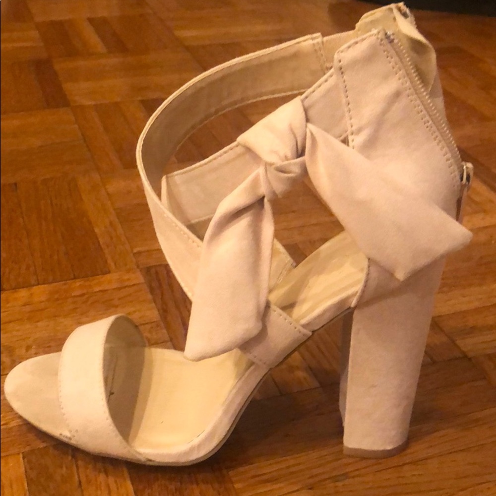 Nude pumps with bow